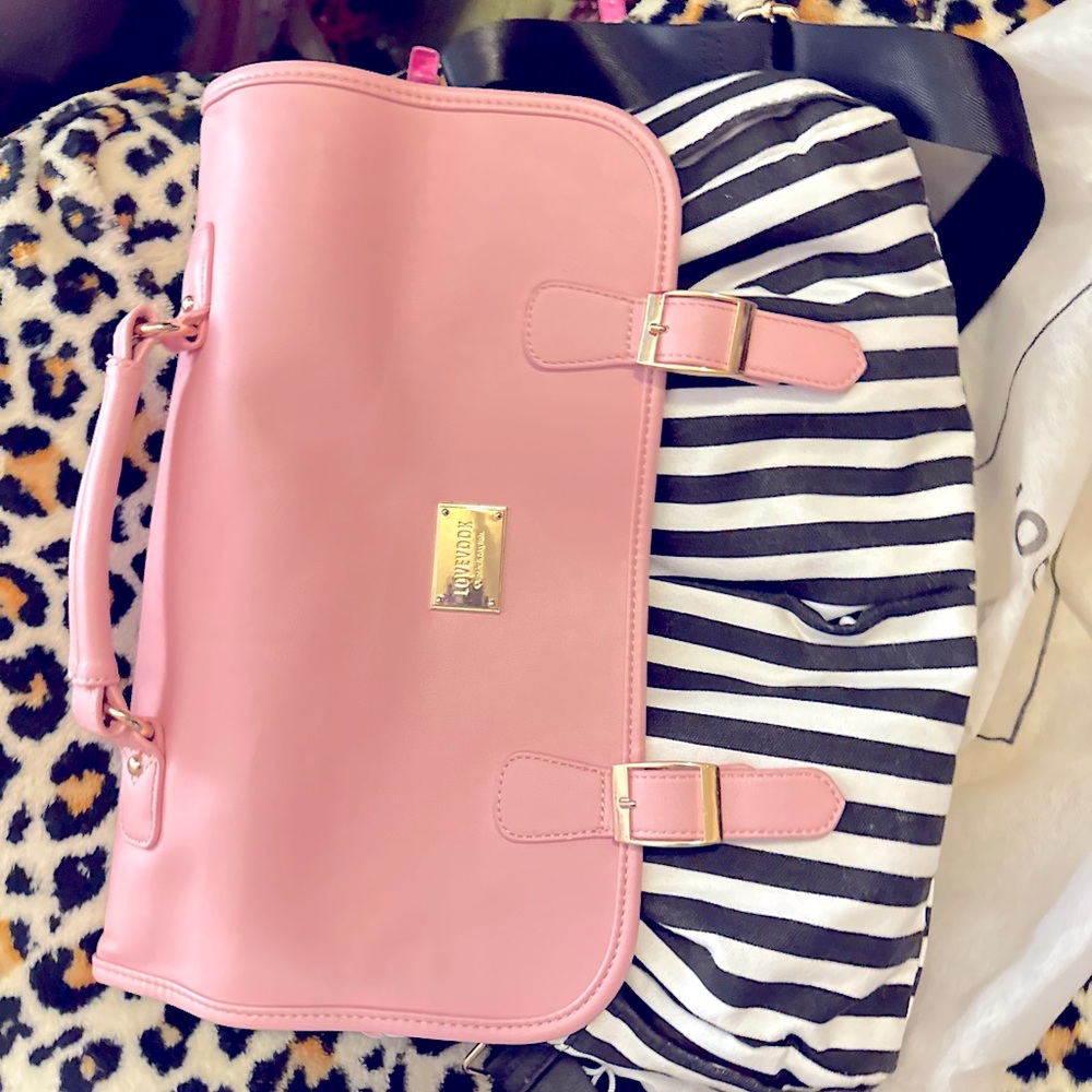 Adorable Computer bag! This bag in in excellent condition. Used 2x